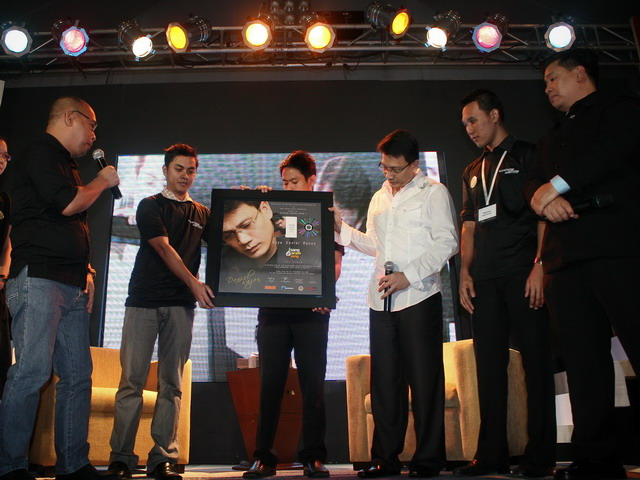 Kuya Daniel Razon accepts his Platinum Award for Isang Araw Lang: The Album